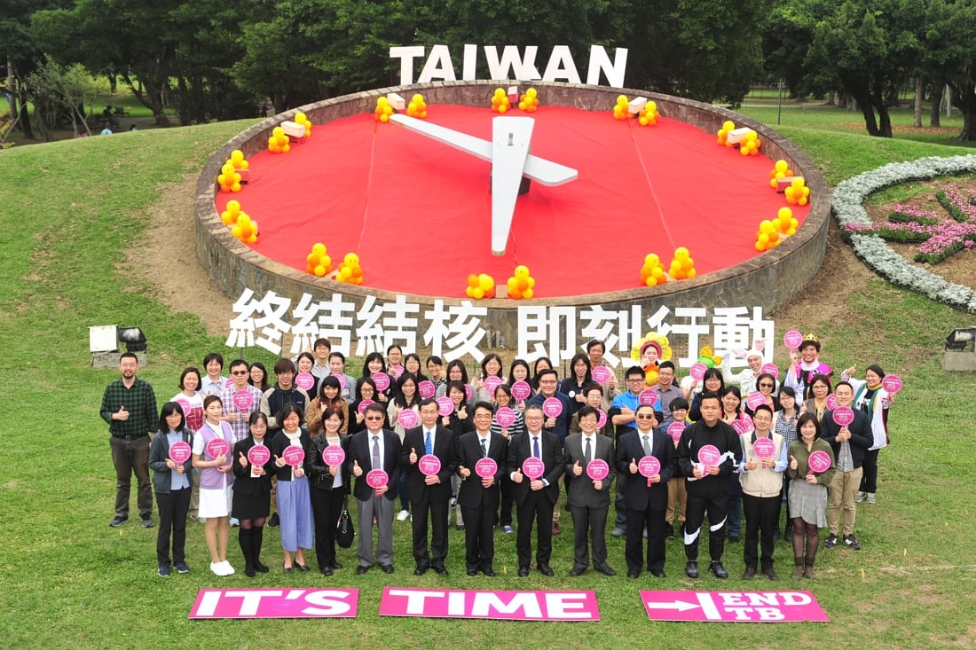 疾病管制署（3月22日）假臺北市青年公園舉辦「終結結核 即刻行動」活動，以「花鐘」結合主題，展現結核病防治工作刻不容緩及消滅結核病的決心。今日出席活動的代表包括衛生福利部何啟功次長、疾病管制署周志浩署長、結核病防治諮詢委員、民間團體，及邀請世大運標槍金牌選手鄭兆村代言，並安排官方、專業學會、醫事人員代表帶頭現場接受潛伏結核感染檢驗，共同呼籲可能的潛伏感染者接受檢驗及治療避免發病，同時喚起民眾對結核病防治的重視。