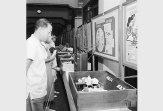 民國42年(1953)，民眾參觀肺結核病防治展覽，海報上張貼著結核病患之飲食注意事項及如何預防肺結核。肺結核是藉由空氣傳染，病菌隨呼吸道進入人體後，首當其害的就是肺部，因此患者肺部被病菌侵蝕形成結核，稱為「肺結核」，又稱「肺癆」。檔案影像來源：國家發展委員會檔案管理局,檔案支援教學網(https://art.archives.gov.tw/FileImg.aspx?FileID=2865&ImgID=9711)