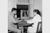 民國45年(1956)，新開幕的省立屏東醫院醫生利用X光儀器幫病患檢查後，向病患說明病情。檔案影像來源：國家發展委員會檔案管理局,檔案支援教學網(https://art.archives.gov.tw/FileImg.aspx?FileID=2867&ImgID=9713)