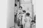 民國41年(1952)，小學生們排成一列依序登上X光車進行胸部X光攝影檢查。檔案影像來源：國家發展委員會檔案管理局,檔案支援教學網(https://art.archives.gov.tw/FileImg.aspx?FileID=2920&ImgID=9767)