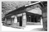 民國45年(1956)，1946年6月烏來鄉衛生所成立，看護了烏來鄉的居民安全與健康，此於1956年所拍攝之衛生所外觀。檔案影像來源：國家發展委員會檔案管理局,檔案支援教學網(https://art.archives.gov.tw/FileImg.aspx?FileID=2826&ImgID=9672)