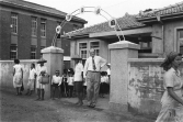 民國42年(1953)，桃園縣龜山衛生所外觀。檔案影像來源：國家發展委員會檔案管理局,檔案支援教學網(https://art.archives.gov.tw/FileImg.aspx?FileID=2824&ImgID=9670)
