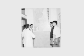 民國51年(1962)，醫療人員與相關人員在「高雄市結核病患者分佈情形圖」前討論肺結核病患的所在區域分佈情況。肺結核乃藉由空氣傳染，病菌隨呼吸道進入人體後，首當其衝的就是肺部，因此患者肺部被病菌侵蝕形成結核，稱為「肺結核」，民間一般則常稱「肺癆」。檔案影像來源：國家發展委員會檔案管理局,檔案支援教學網(https://art.archives.gov.tw/FileImg.aspx?FileID=2898&ImgID=9745)