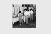 民國42年(1953)，照片顯示1953年的一場肺結核病防治展覽。可看到上張貼著各式如何預防肺結核及胸部X光檢查等相關海報、照片，並於下方展示正常與異常肺部之模型，讓民眾了解肺結核的病理與危害。檔案影像來源：國家發展委員會檔案管理局,檔案支援教學網(https://art.archives.gov.tw/FileImg.aspx?FileID=2896&ImgID=9743)