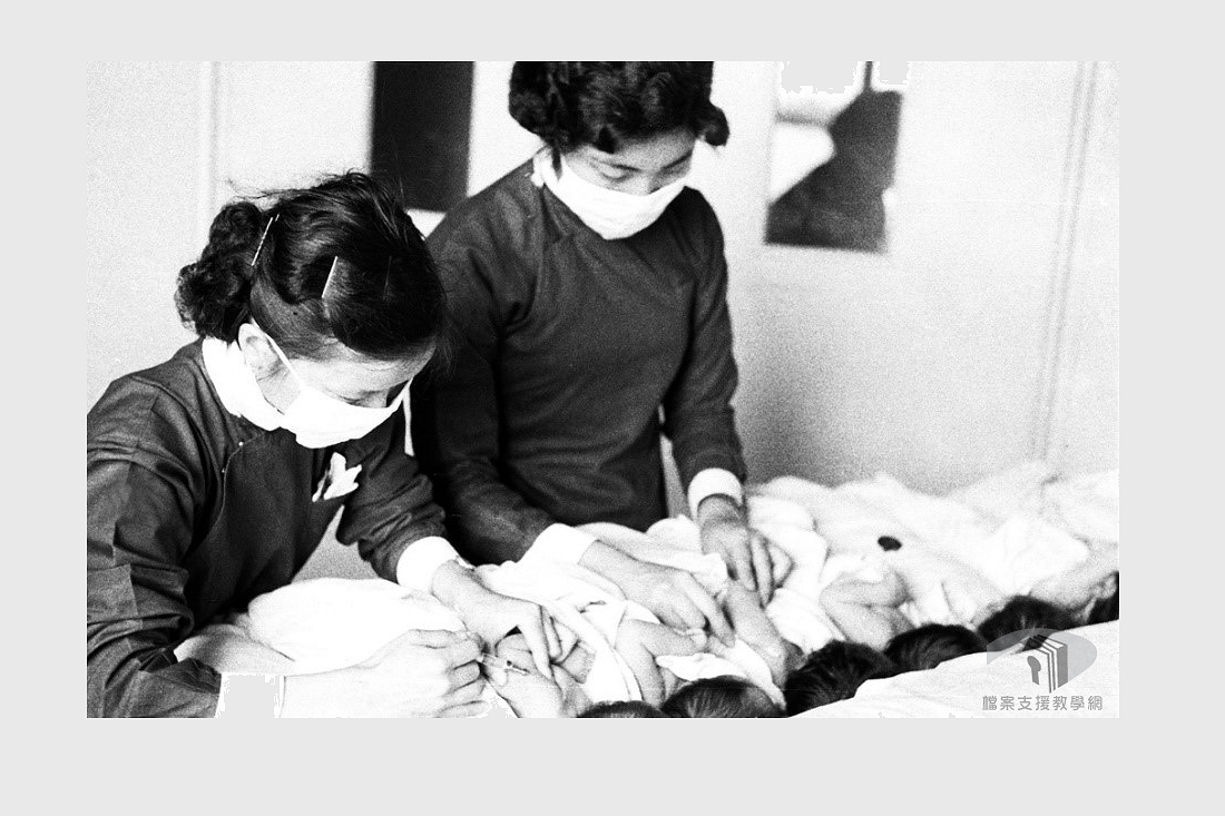 民國44年(1955)，自1955年起，受聯合國兒童基金會等單位之幫助，臺灣各縣市小學生已逐步實施結核菌素檢驗及卡介苗接種，以防結核病之滋長蔓延。這張照片顯示，護理人員正在為新生兒施行疫苗預防接種，增加他們對結核病的抵抗力。檔案影像來源：國家發展委員會檔案管理局,檔案支援教學網(https://art.archives.gov.tw/FileImg.aspx?FileID=2897&ImgID=9744)