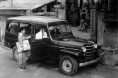 民國39年(1950)，嘉義結核病防治中心護士搭工作車外出衛教，欒筱文提供，出處：臺灣公共衛生發展史（84年，行政院衛生署）
